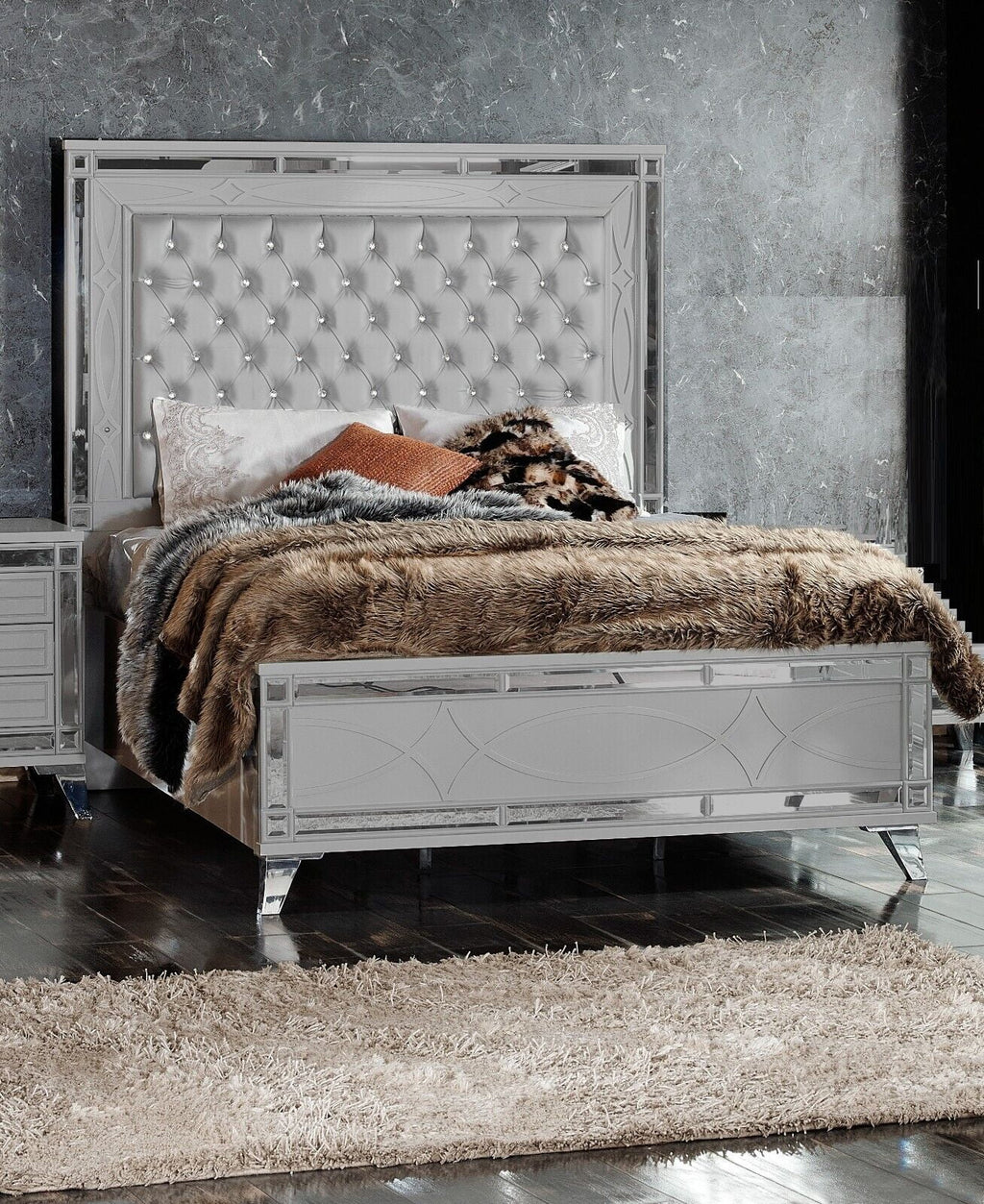 Queen Bed with 2 Nightstand U686