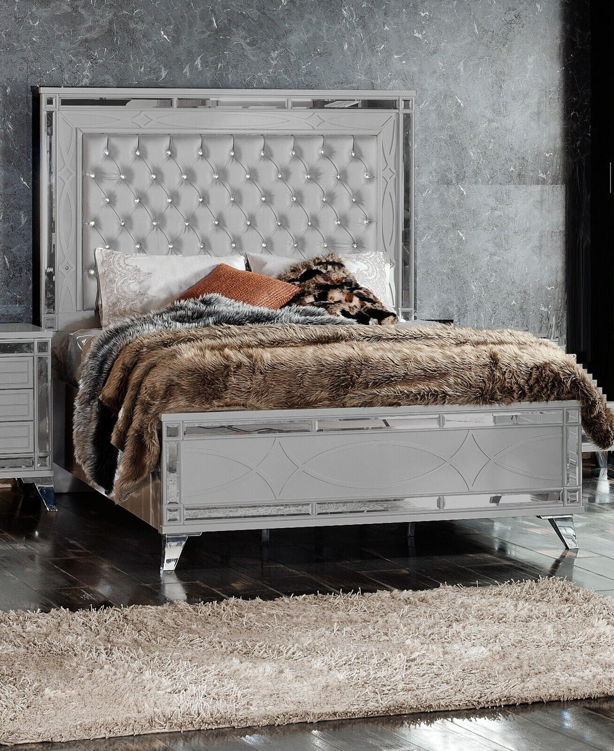 Queen Bed with 2 Nightstand U686