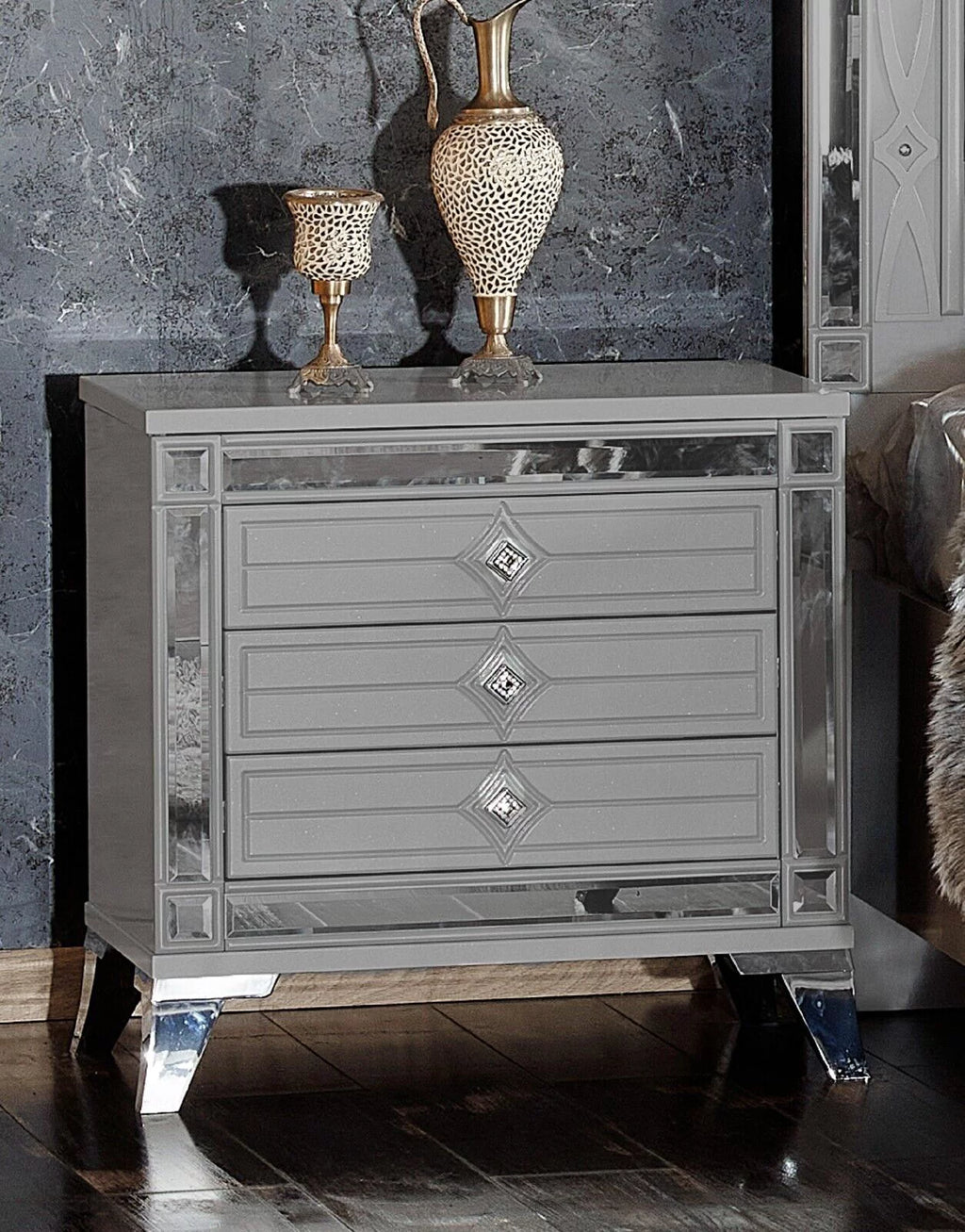 Queen Bed with 2 Nightstand U686