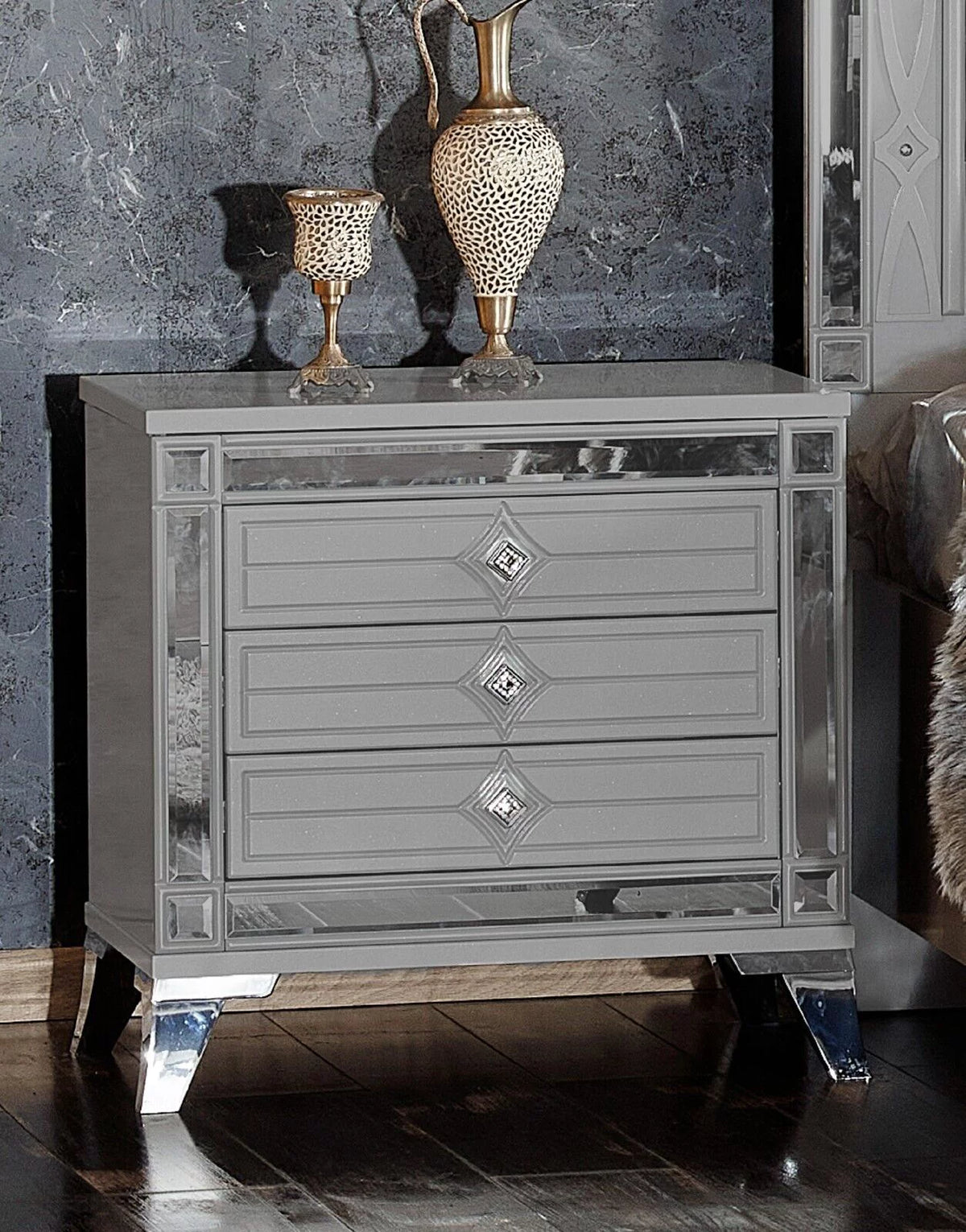 Queen Bed with 2 Nightstand U686